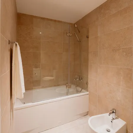 Mary Pink - No 3c - Sublime Two-bedroom Lisbon