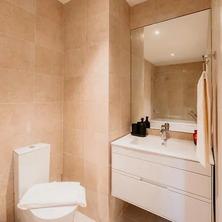 Mary Pink - No 3c - Sublime Two-bedroom Apartment *